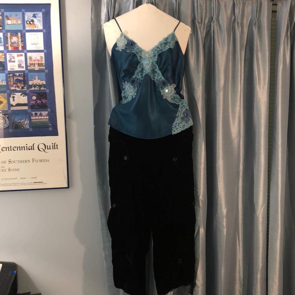 Black velvet BCBG crop cargo Capri pants size 6